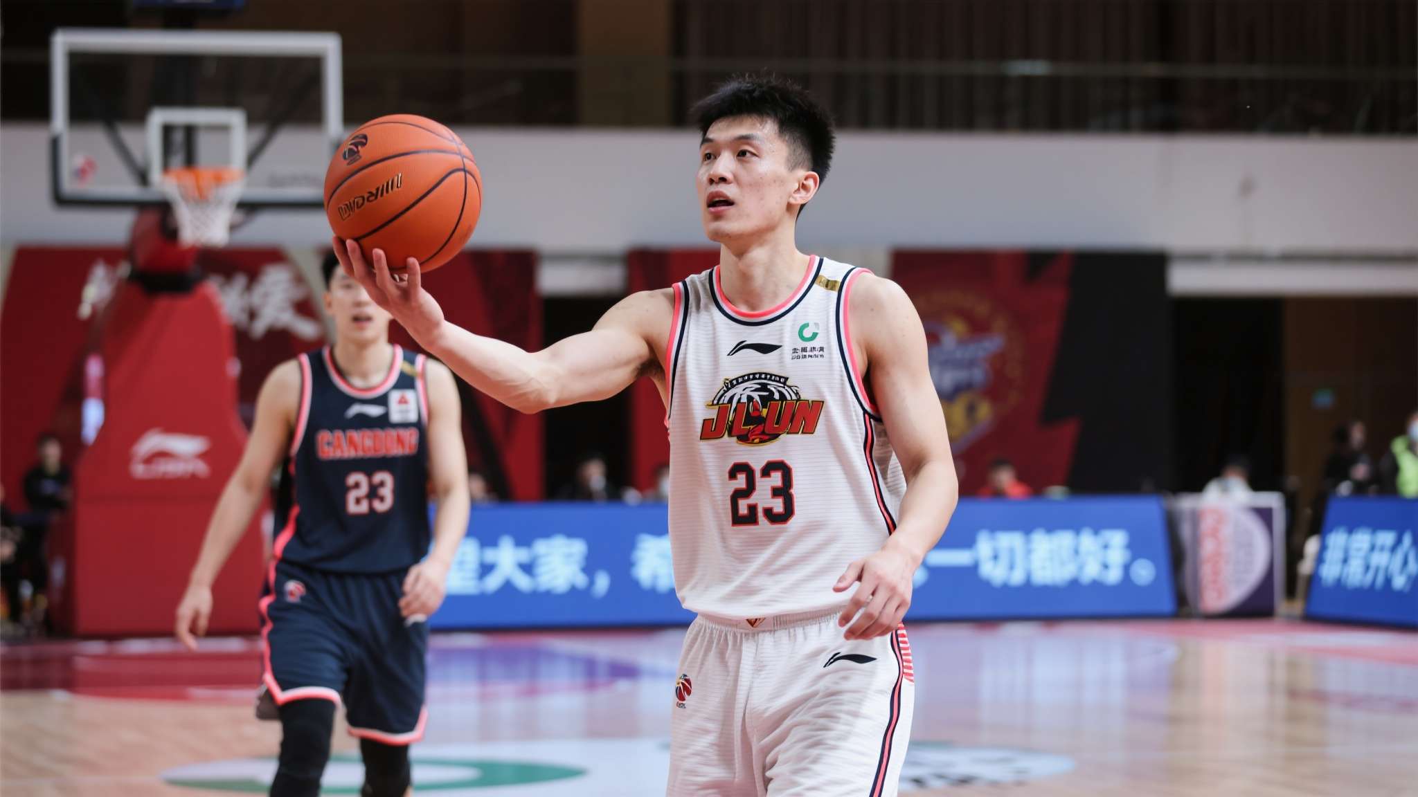 转会对于运动员来说既是机会也是挑战。在本场对阵广东的焦点战中,赵睿全场砍下23分